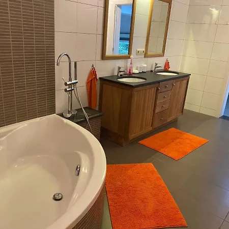Modern Appartement Met Gratis Parking, Zeer Rustig شقة *